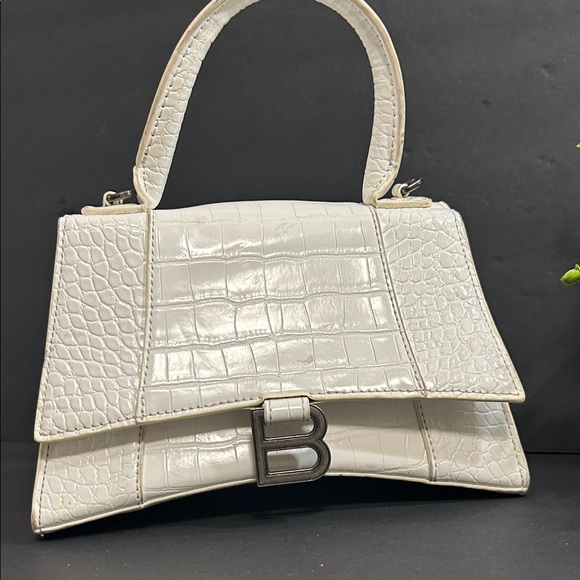 Chic White Croc-Embossed Satchel - Picture 4 of 13